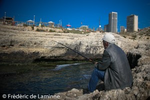 Près de la grotte aux Pigeons (Beyrouth), un petit port de pêche porte encore les traces du pétrole qui s’est répandu lors de la guerre du Liban de l’été 2006.