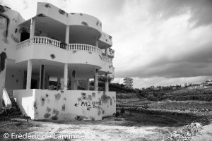 Cette maison du village de Ain BAAL et ses alentours ont été touchés durant la guerre du Liban de l’été 2006. La maison a été endommagée par des bombes à sous munition M42 de fabrication US.