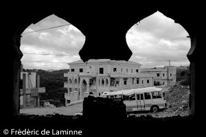 Vue depuis l’intérieur d’une mosquée de Cana partiellement détruite par la guerre du Liban de l’été 2006.