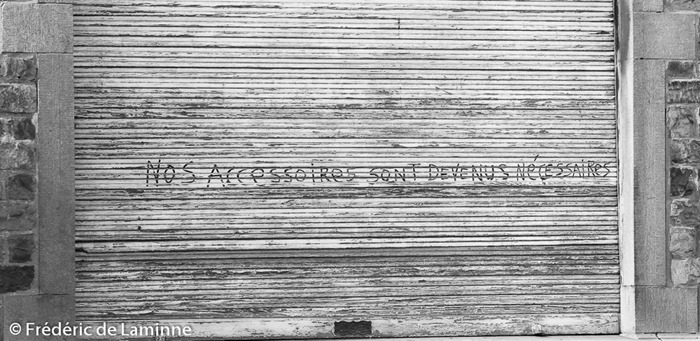 Street Photo / Accessoires indispensables. Namur le 28/09/2014.