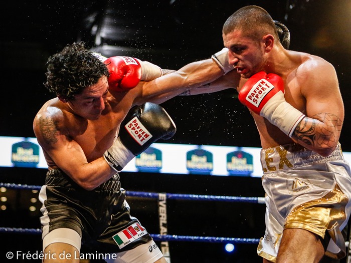 combat entre Alex Miskirtchian (short blanc et or) et Escobar  lors du Gala de Boxe  qui s'est déroulé à Charleroi (Spriroudome) le 14/03 /2015.