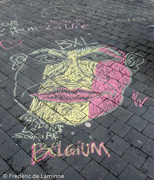 Namur, Belgium. 25 Mar, 2016. A chalk drawing depicting a human face with the Belgian colors was made during the Tribute to the victims of March 22nd terrorist attacks on Brussels in Namur, Belgium. © Frédéric de Laminne/Alamy Live News