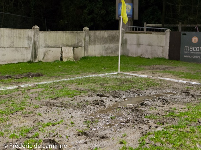 Illustration de l'état du terrain lors du Match de Football D3B : RUW Ciney – Diegem qui s'est déroulé à Ciney (ruw ciney) le 02/04/2016.