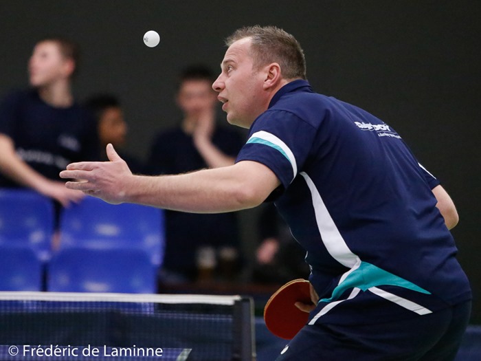 Frédéric SONNET (Vedrinamur, en noir) contre Damien DELOBBE (EBS, en bleu) lors du Match de Tennis de table superdivision : Vedrinamur – EBS qui s'est déroulé à Bouge (Vedrinamur) le 18/03/2016.