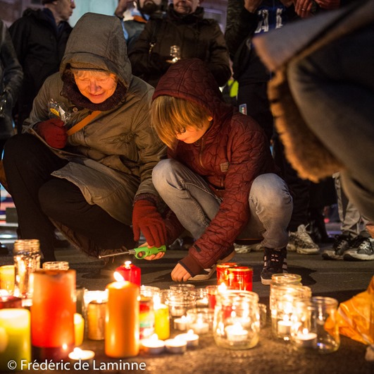 Namur, Belgium. 20 Dec, 2016. citizends light candles during the Help Syria gathering in Namur, Belgium. © Frédéric de Laminne