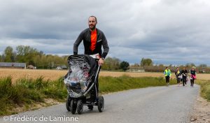 8km, qui a dit que les hommes ne s’occupaient pas des enfants ? Jogging de Leuze qui s’est déroulé à Leuze (place) le 01/05/2017.