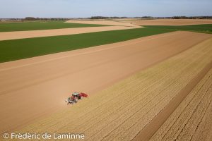Un tracteur prépare un champ près de Vieux Waleffe. 17/04/2018.