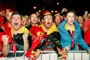 Des fans des Diables Rouges regardent la retransmission du match de Coupe du monde entre la Belgique et les USA qui s’est déroulée à Namur (Grognon) le 01/07 /2014.
