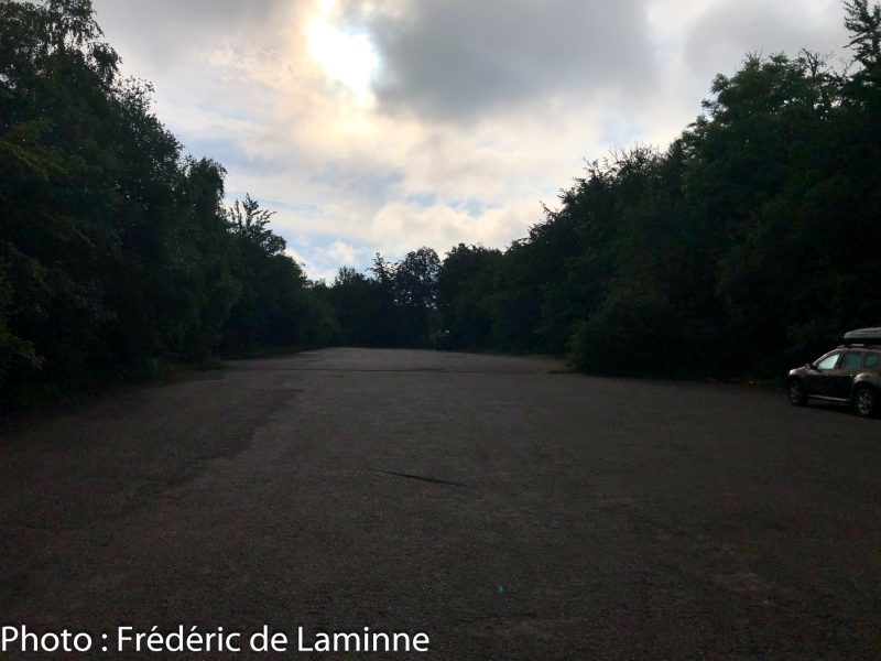 Un grand parking, plat, entouré d'arbres et calme. Un bon endroit pour une première nuit.